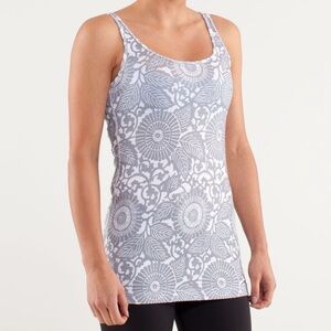 🍋 Lululemon Athletica Gray and White Floral Top